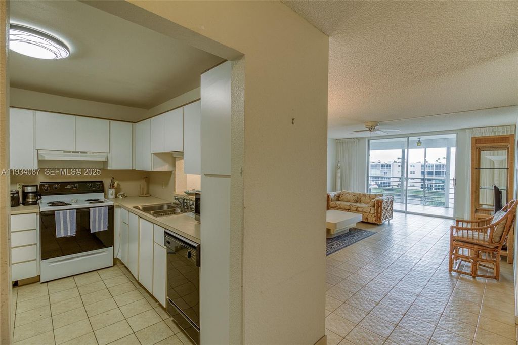 Photo of 314 SE 10th St #406, Dania Beach, FL 33004 (MLS # A11934087)