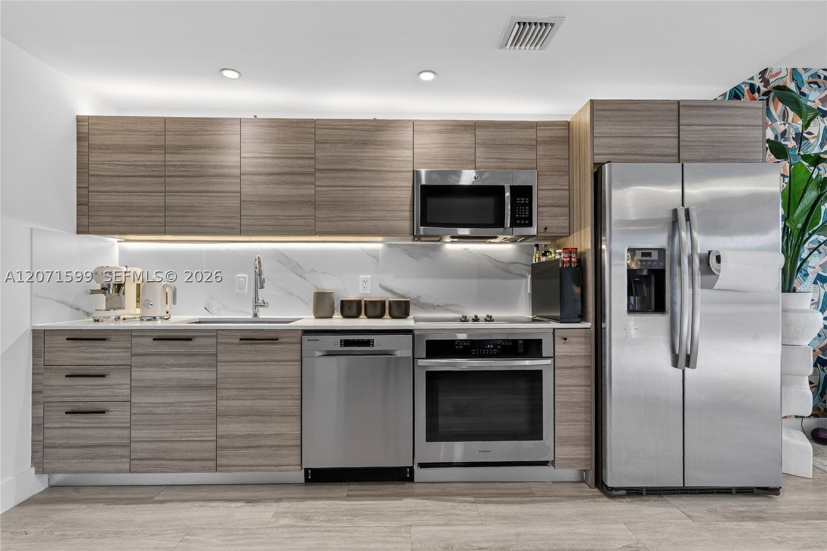 121 NE 34th St L305