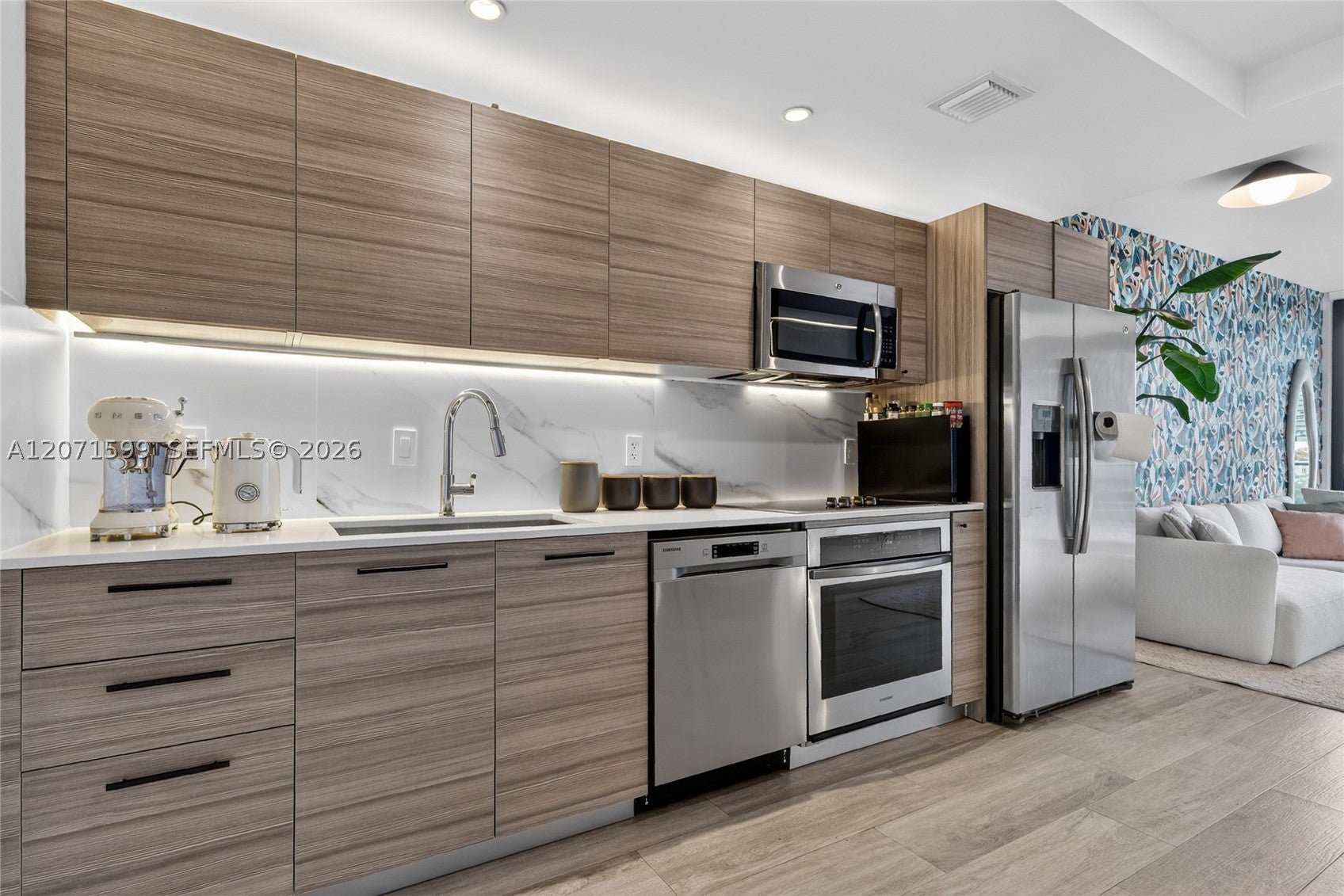 121 NE 34th St L305