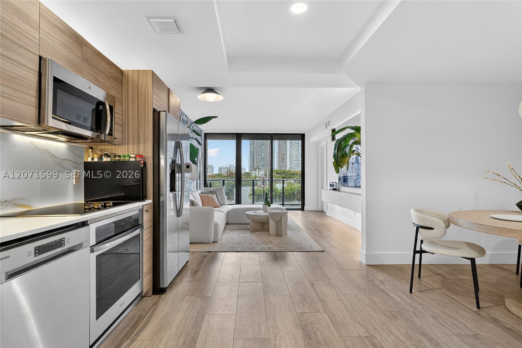 121 NE 34th St L305