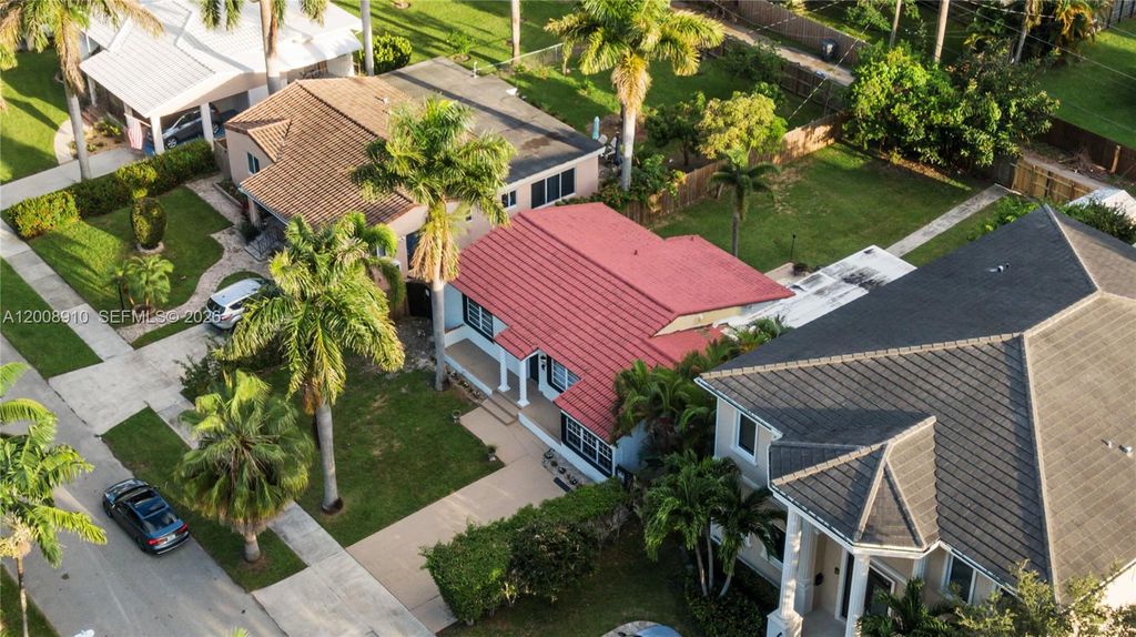 Photo of 1422 Wiley St, Hollywood, FL 33020 (MLS # A12008910)