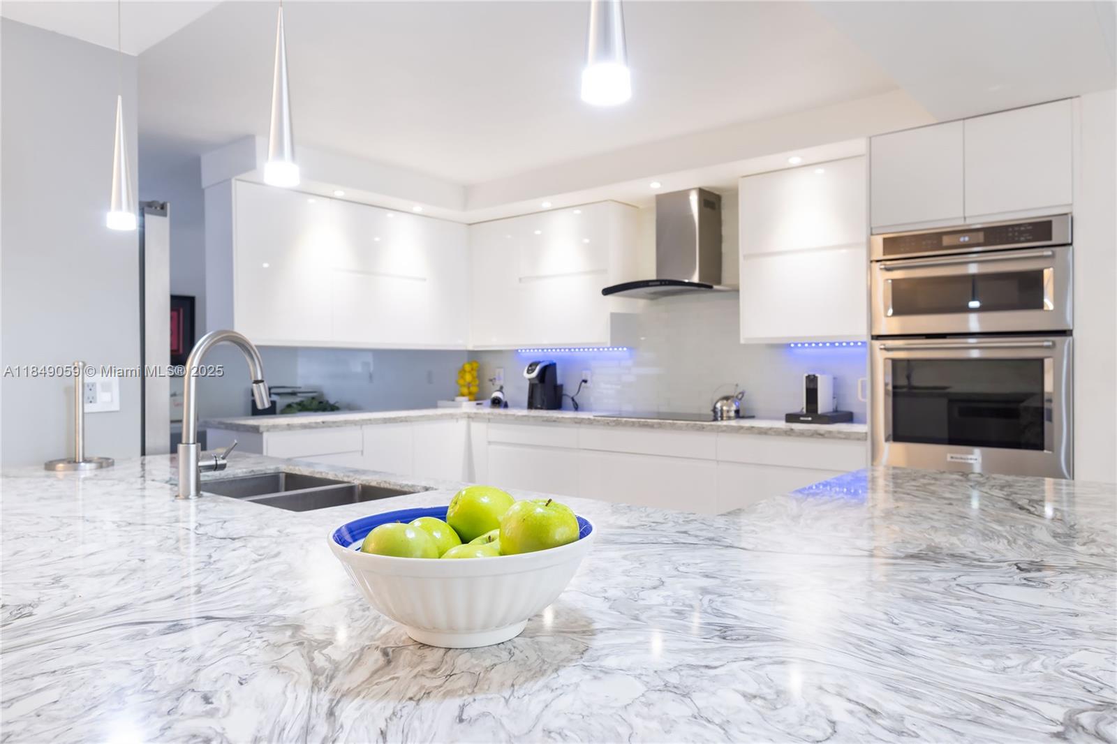 330 Poinciana Dr 1002
