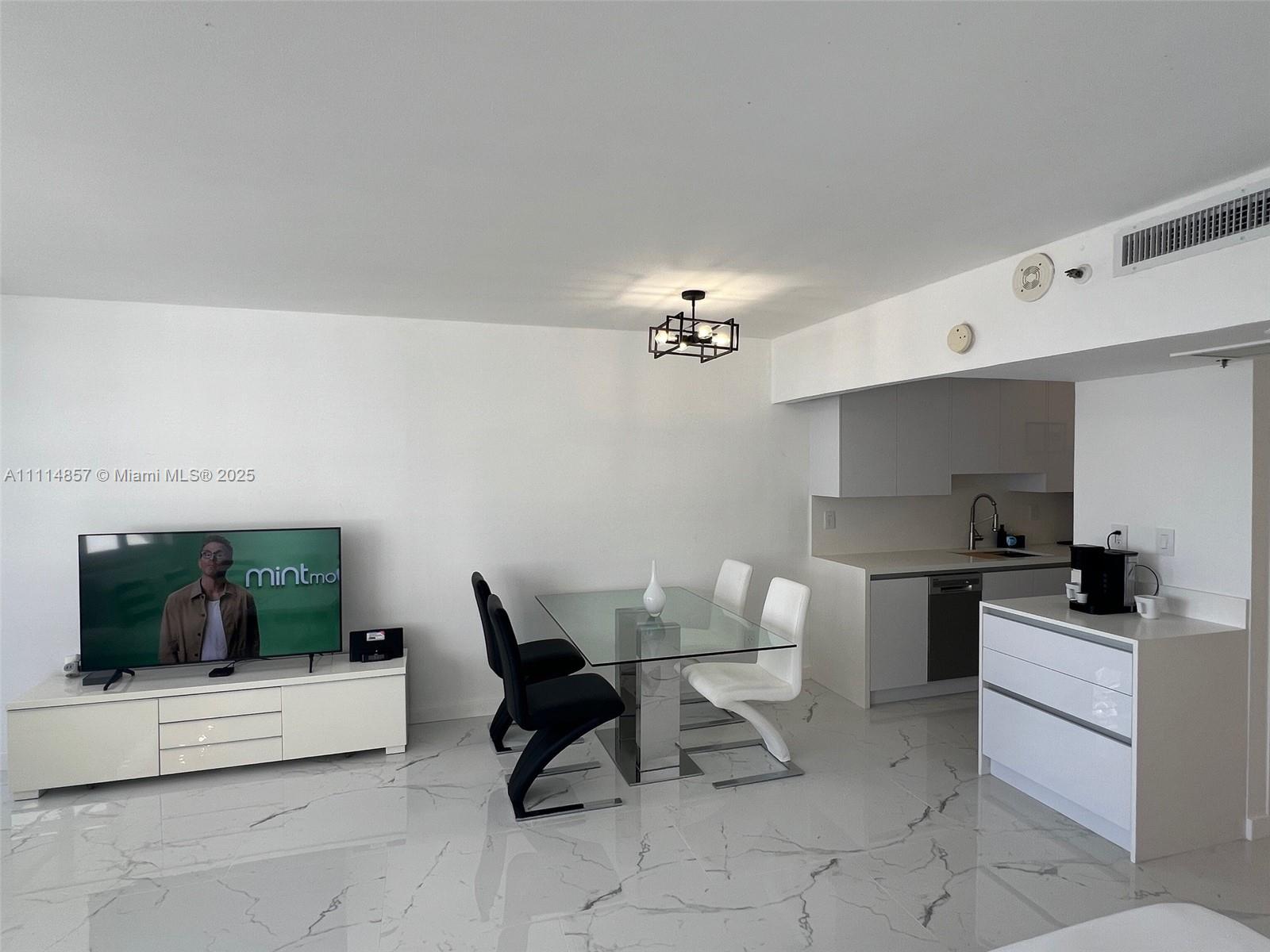 THE DECOPLAGE CONDO - Residential Lease