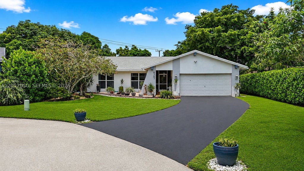 Photo of 6307 Silk Oak Cir, Tamarac, FL 33319 (MLS # A12052050)