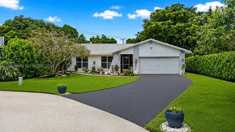 Photo of 6307 Silk Oak Cir, Tamarac, FL 33319 (MLS # A12052050)