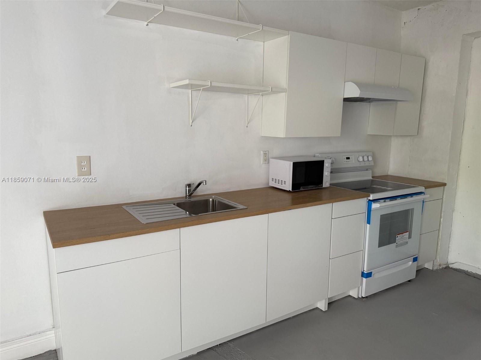 Beautiful and Comfortable Efficiency 2 bedrooms 2 bathrooms. Remodeled, new kitchen, washer and dryer inside. Power, water and basic cable included. 2 car spaces. Close to the Falls Mall.