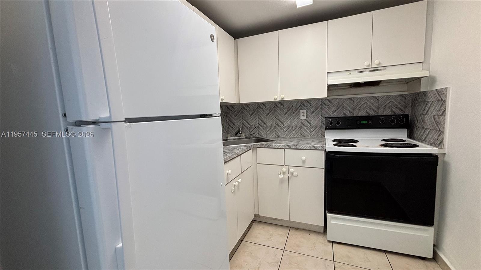 LAS ESTRELLAS CONDO - Residential Lease