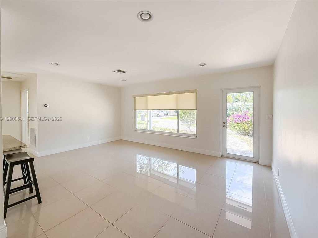 Photo of 321 NE 29th St, Boca Raton, FL 33431 (MLS # A12009681)