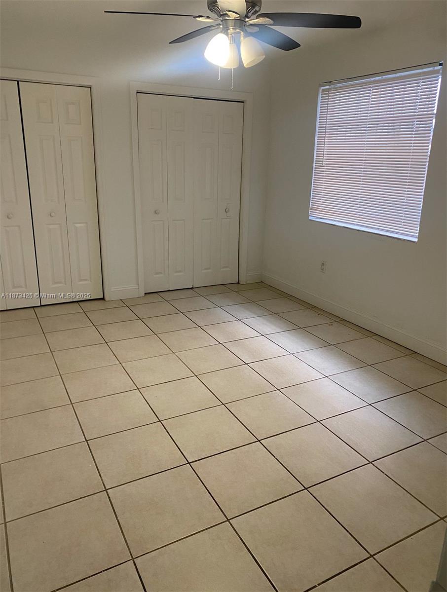 3/2 Very spacious and clean with large bedrooms and bathrooms. Property is freshly painted, has a new kitchen, a laundry room and onsite parking for vehicles. Great area with nearby park. Must see.