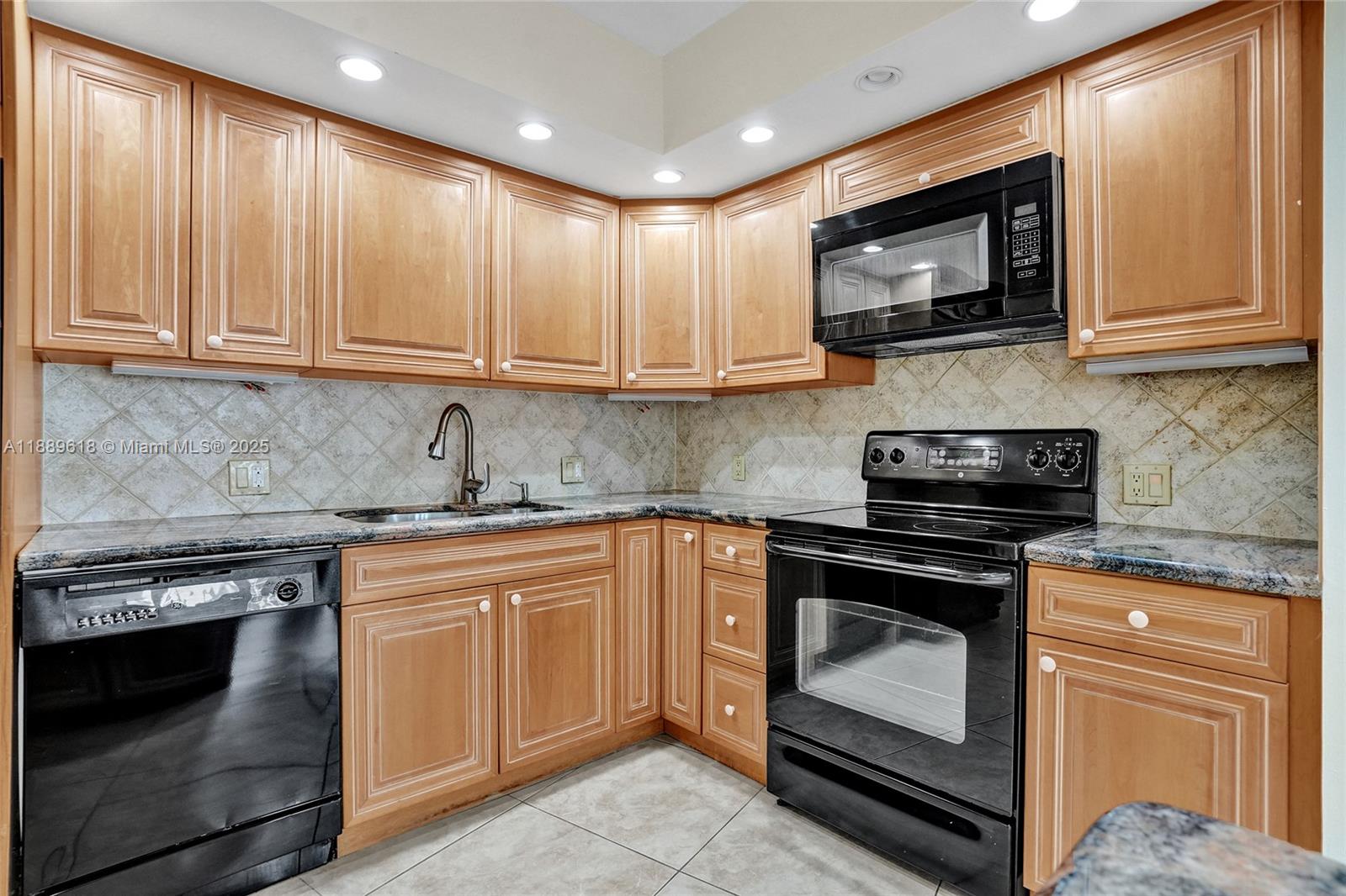 HAMPTONS WEST CONDO - Residential