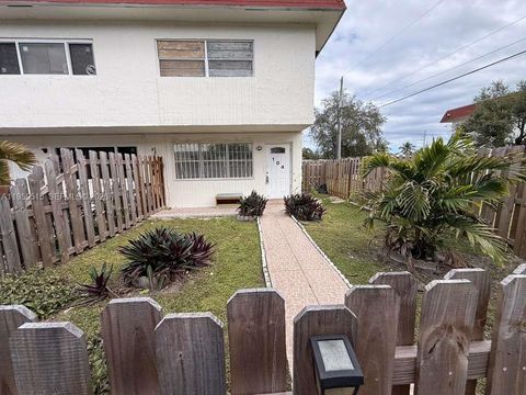 1520 NE 151st St 104 Miami FL 33162