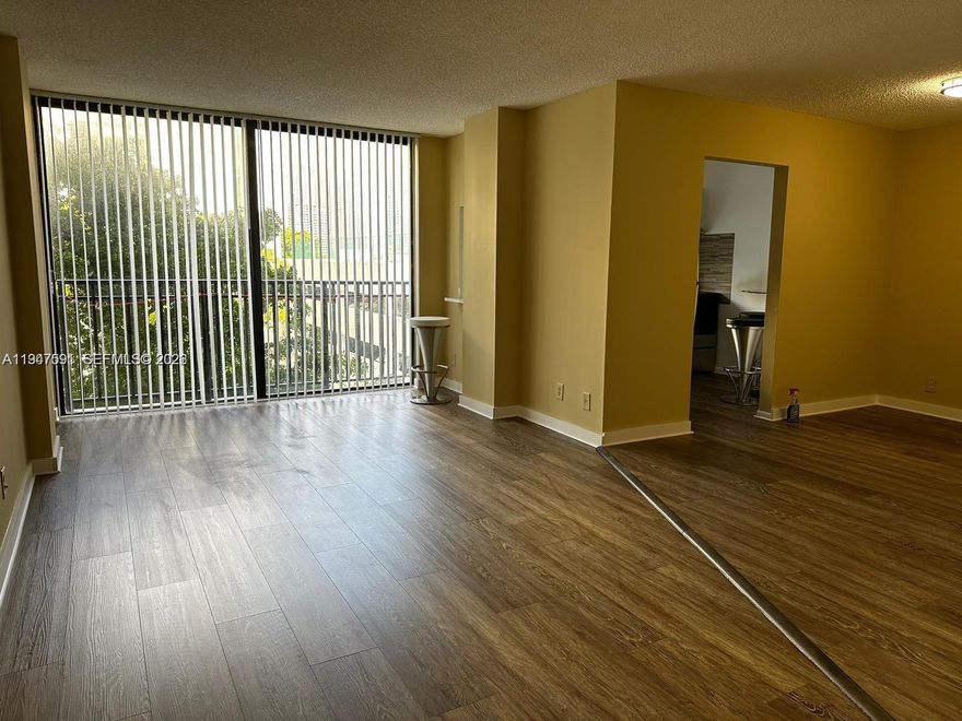 Recently updated 1-bed, 1.5-bath apartment in an ideal Sunny Isles Beach location, just a stroll away from the beach! Enjoy the perks of a gated community with malls and supermarkets conveniently located behind the building. The amenities include tennis courts, a gym, pool, jacuzzi, basketball court, and a barbecue area. Plus, it's in proximity to excellent schools.