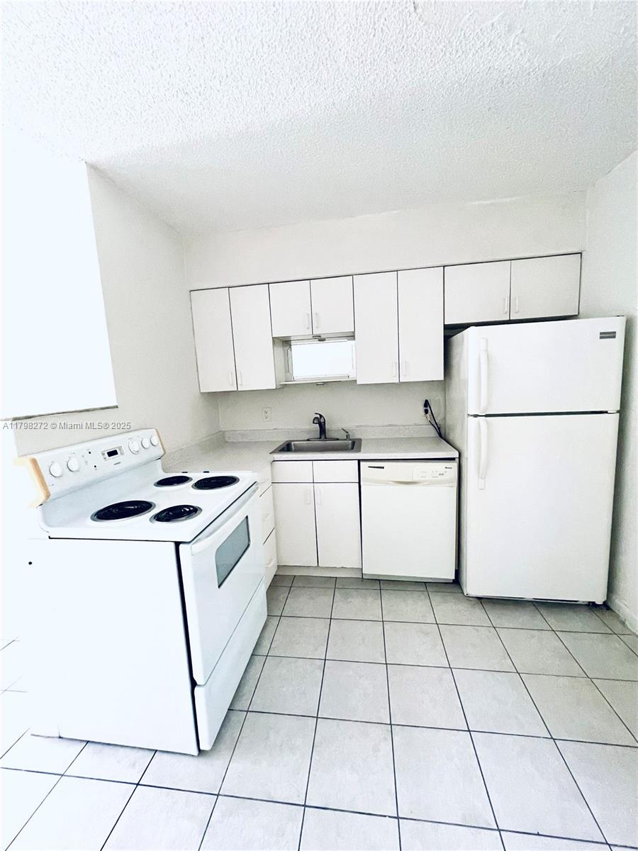 Rental Property at 400 Se 31st St 3, Fort Lauderdale, Broward County, Florida - Bedrooms: 1 
Bathrooms: 1  - $1,695 MO.