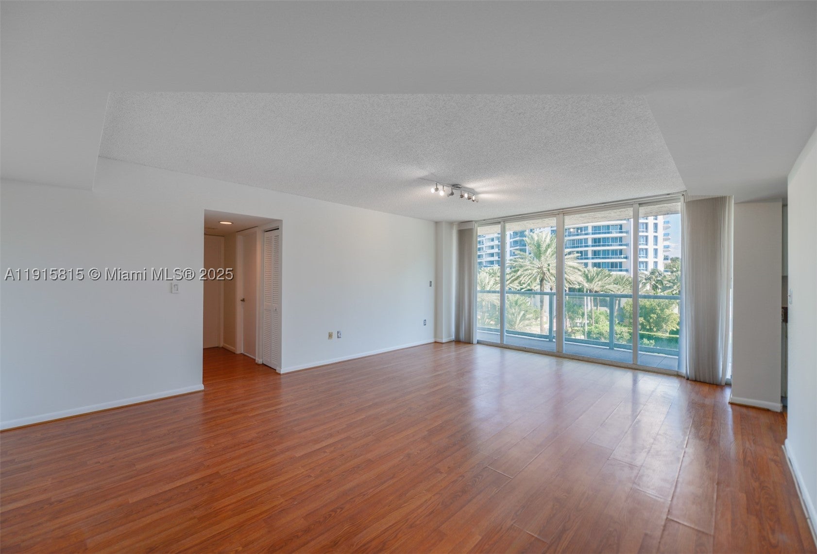 5900 Collins Ave 506