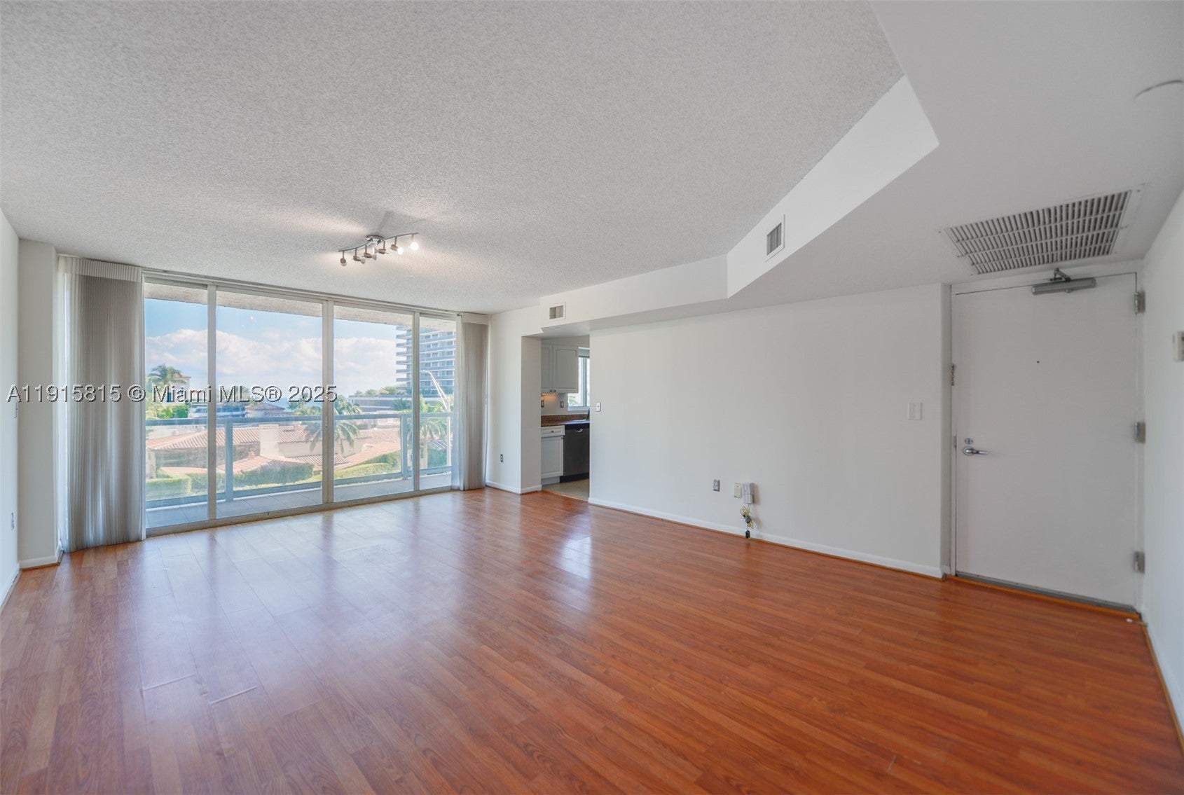 5900 Collins Ave 506