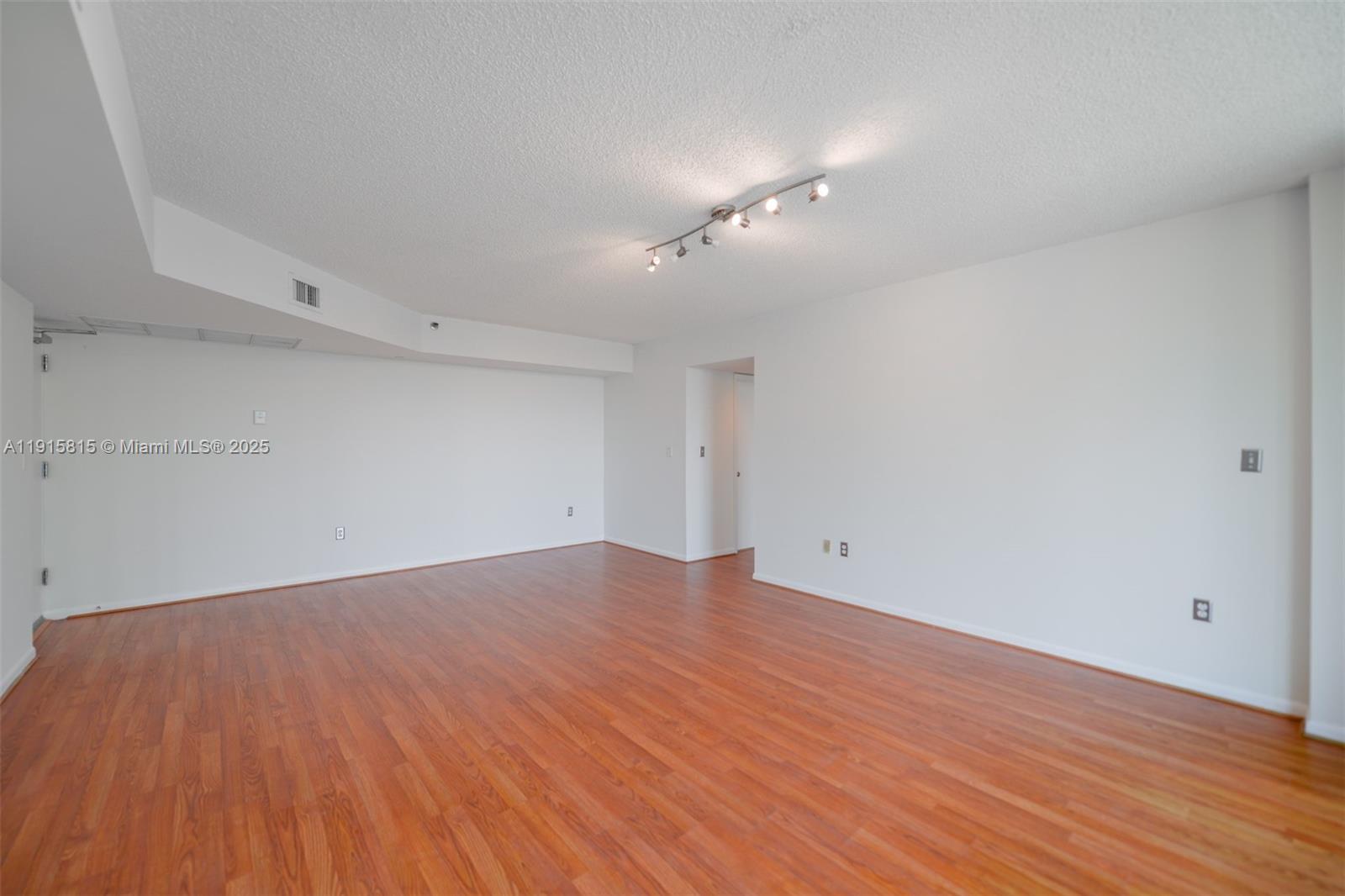 5900 Collins Ave 506