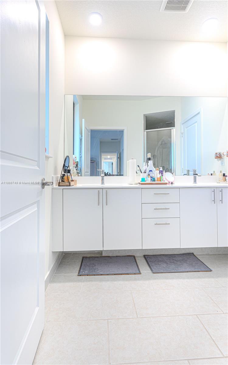 DOWNTOWN DORAL SOUTH PHAS - Residential