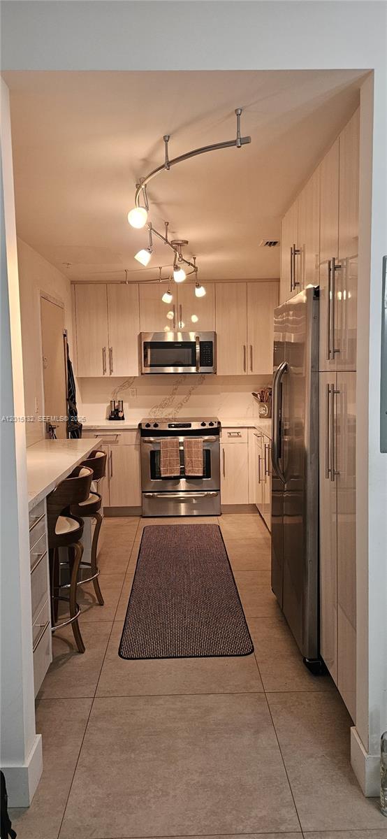 GABLES WATERWAY TOWERS CO - Residential Lease