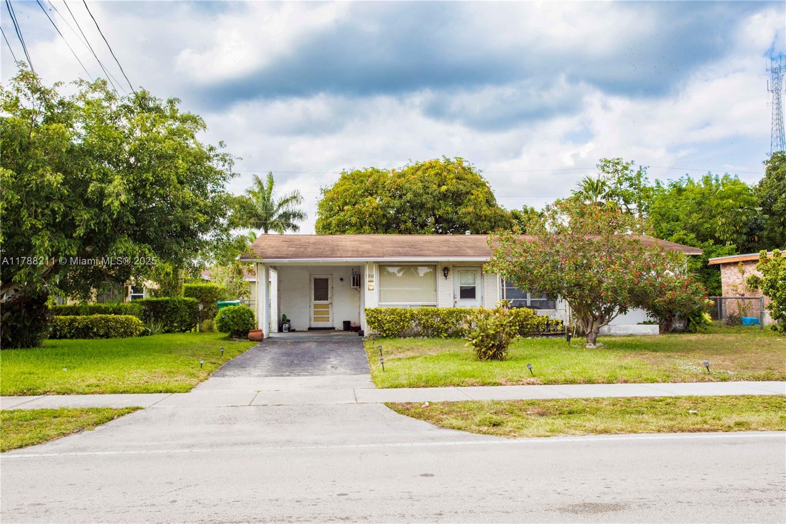 3241 Nw 16th St, Lauderhill, Miami-Dade County, Florida - 3 Bedrooms  
1 Bathrooms - 