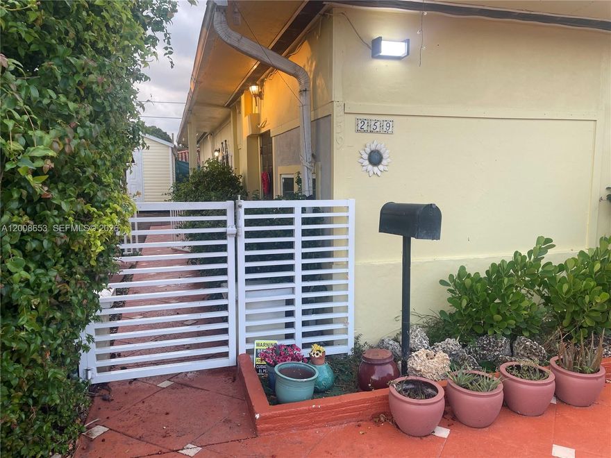Miami Shores area duplex. 3/2. Lots of storage, huge walk in closet, 3 rows of kitchen cabinets, large refrigerator. Washer Dryer. Miami Country Day, St Rose of Lima and Barry University. Lots of parking in front and private yard. Pets welcomed.