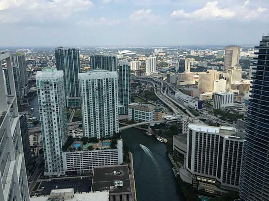 PRICED TO SELL !!!  Spacious and very bright 1-Bed unit at incredible Icon Brickell.  High floor with unobstructed city views.  All porcelain floors, California closets and window treatments.