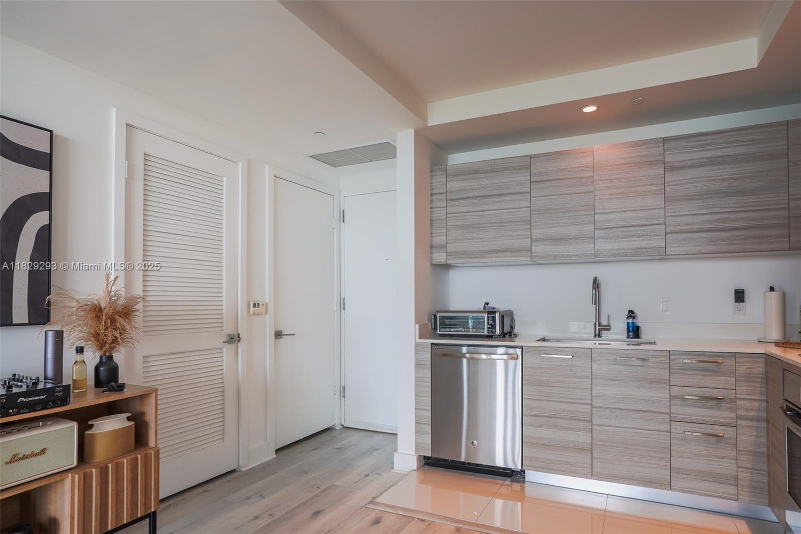 121 NE 34th St 2711