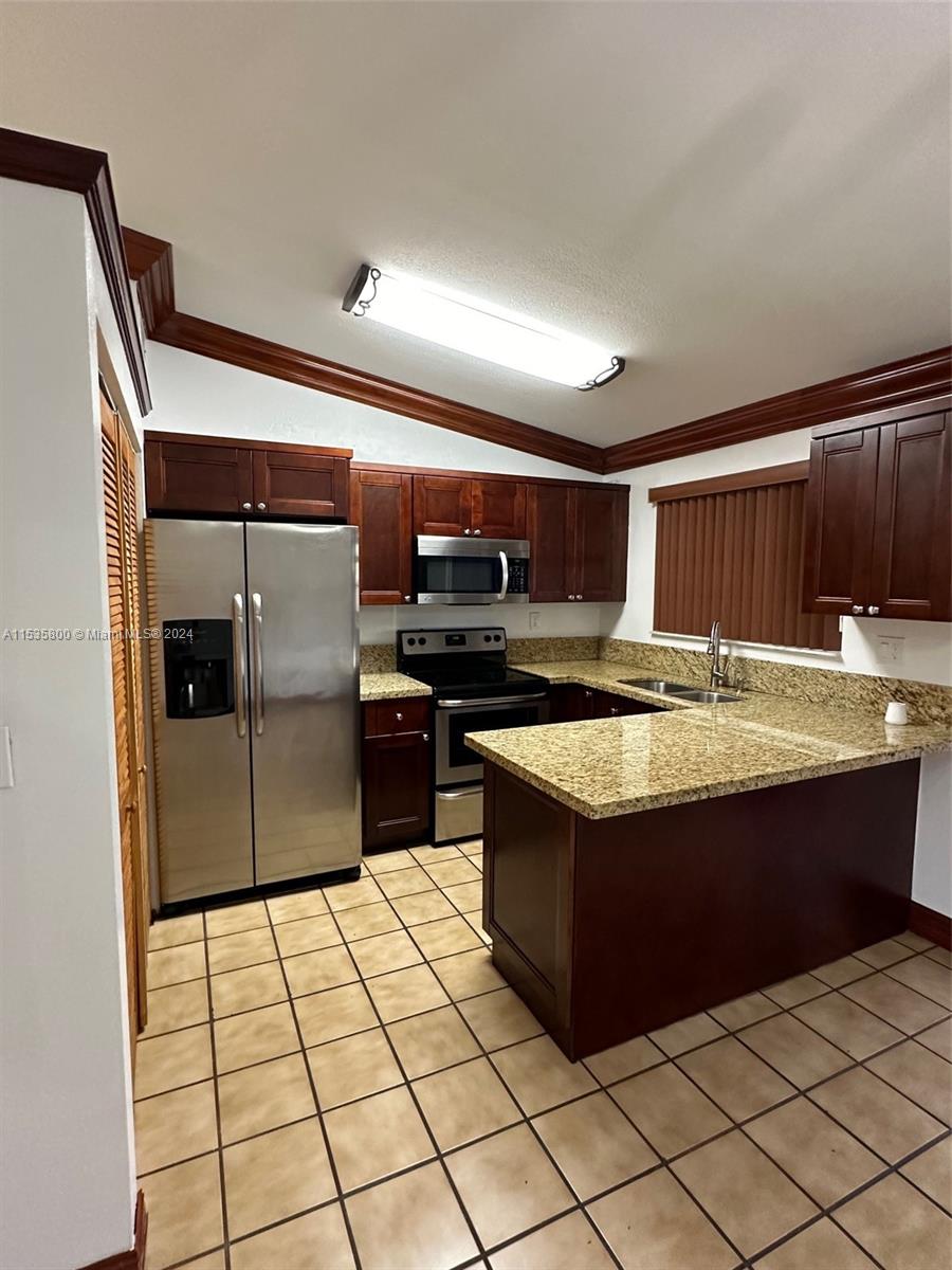 KENDALE LAKES WEST TOWNHO - Residential Lease