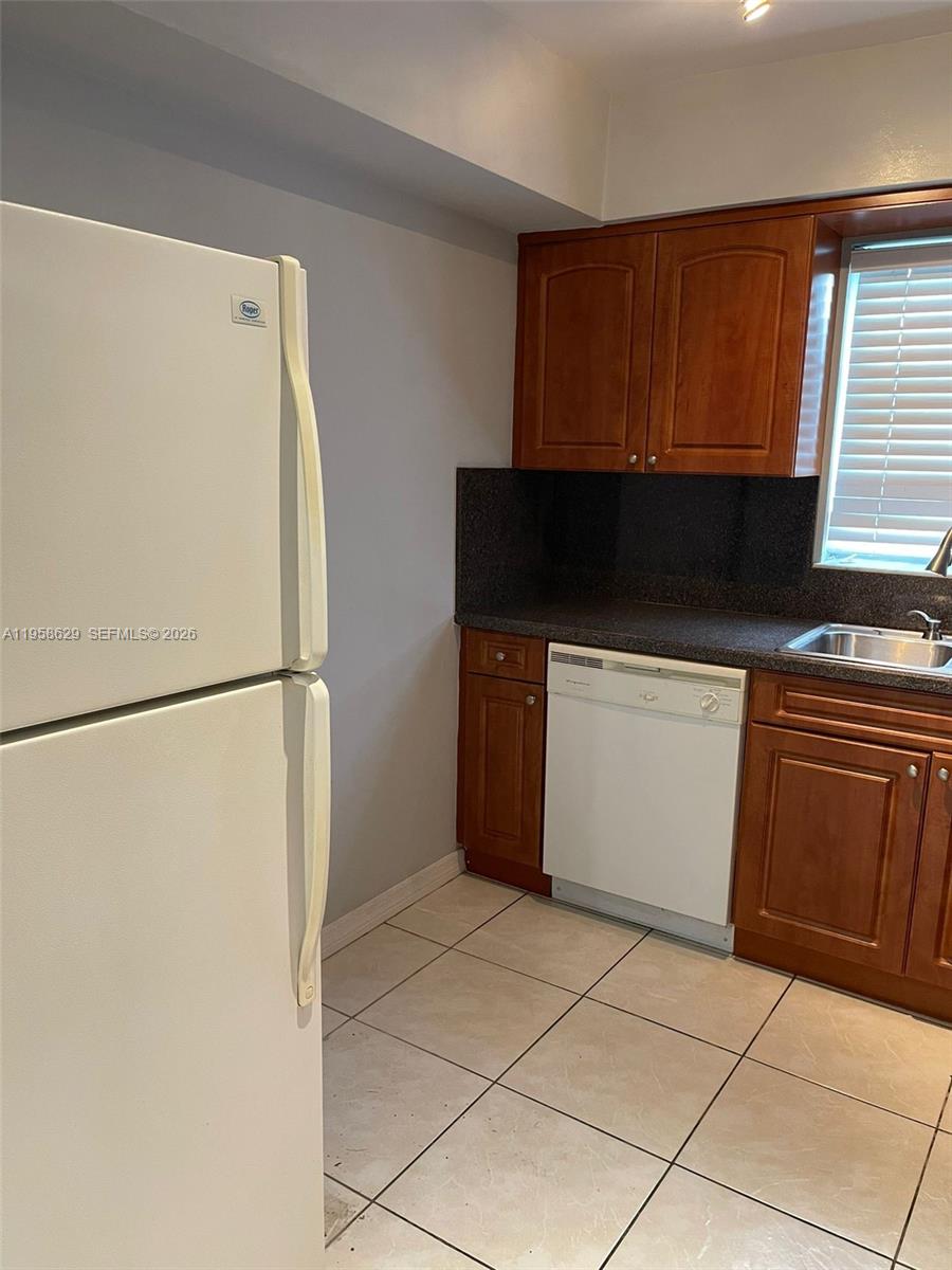 VILLAGE AT DADELAND CONDO - Residential