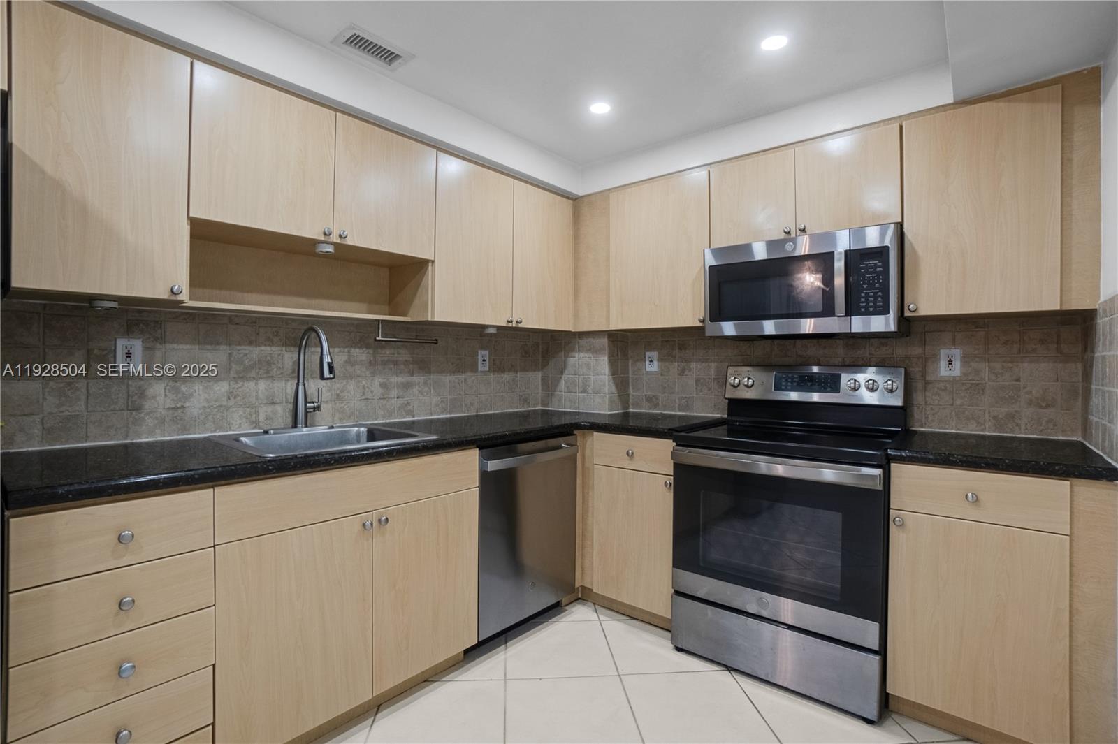 ISLAND POINTE CONDO - Residential Lease