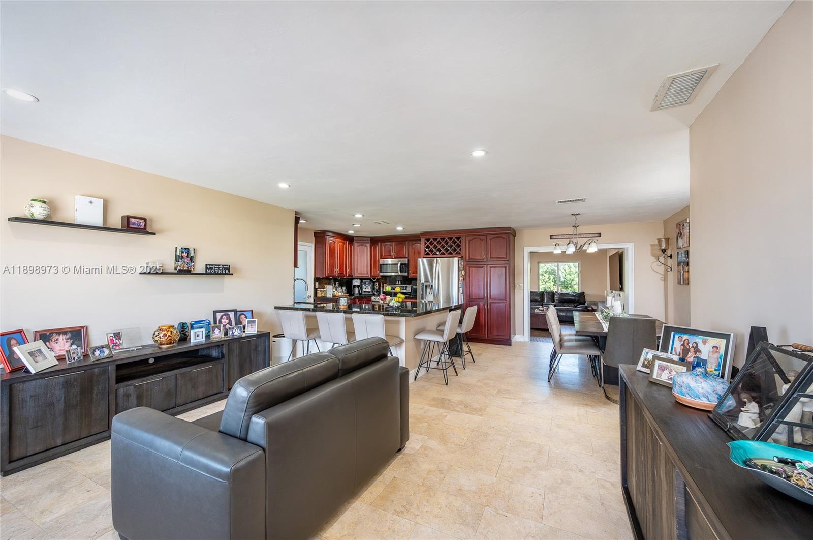 10341 SW 52nd Ter, Miami, FL, 33165/$895,000 4 10341 SW 52nd Ter