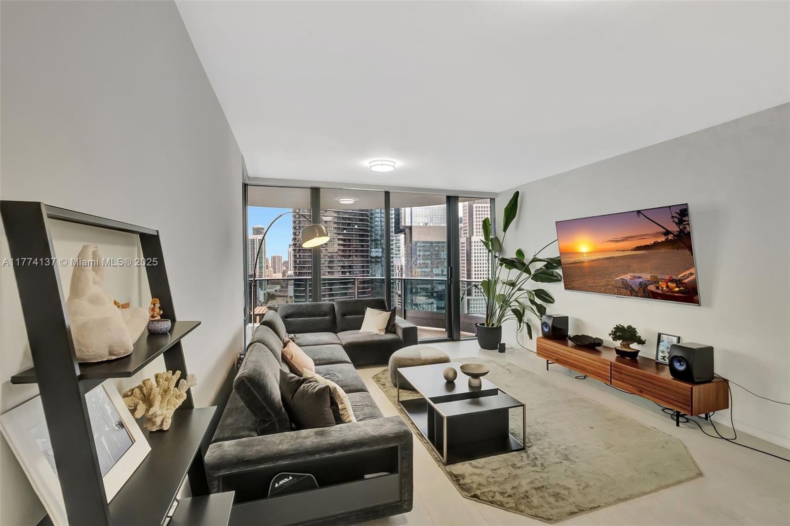1000 Brickell Plz 2812