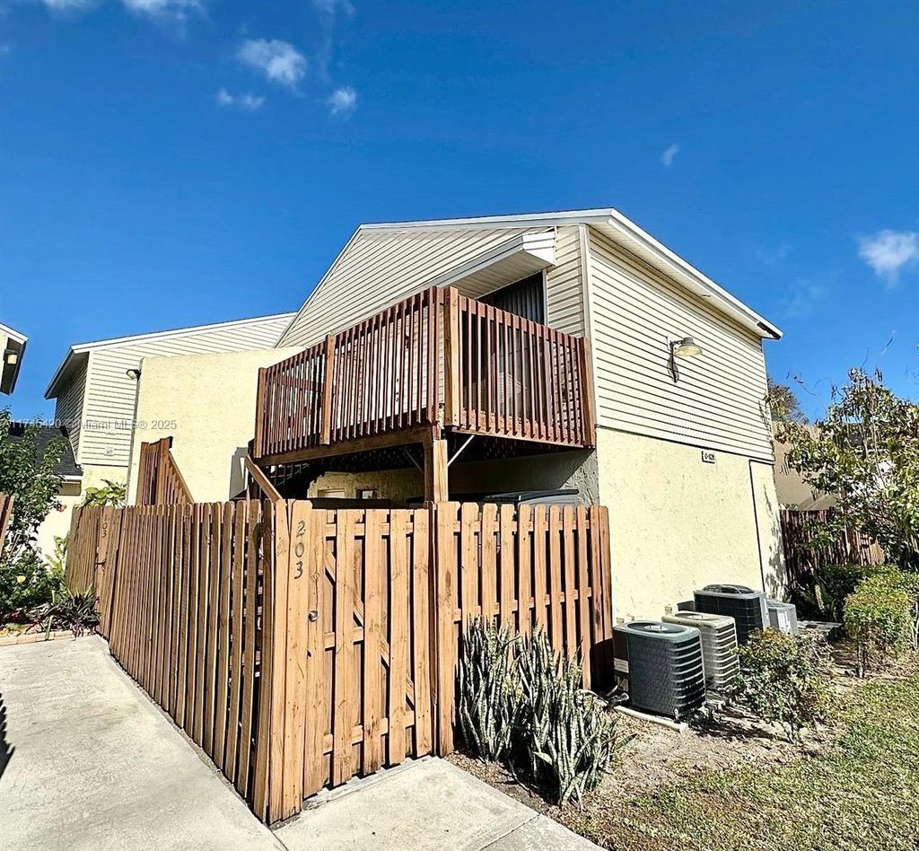 Photo of 639 Executive Center Dr #O-203, West Palm Beach, FL 33401 (MLS # A11745420)