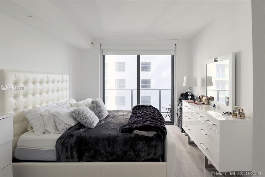 BEAUTIFUL 1/ 1.5 IN THE HEART OF MIAMI! LOCATION!  CERAMIC FLOORS, OPEN KITCHEN, WALKING DISTANCE TO SHOPPING MALLS  AND RESTAURANTS!! AMENITIES INCLUDES A ROOF TOP POOL DECK WITH LOUNGE AREA AND SUMMER KITCHEN, GYM, LARGE SOCIAL SPACES, MOVIE THEATER AND SPA.