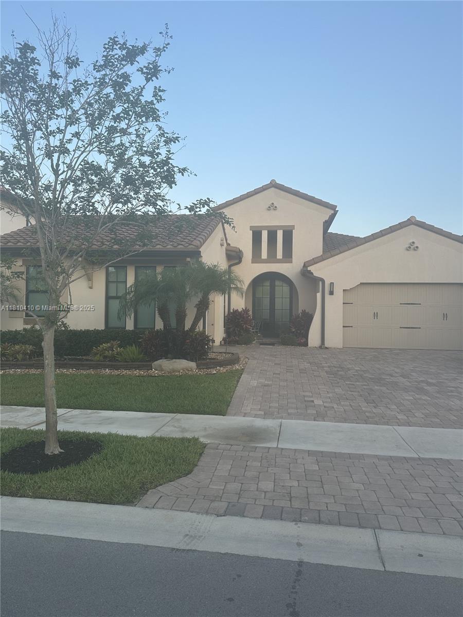 9225 Parkland Bay Dr