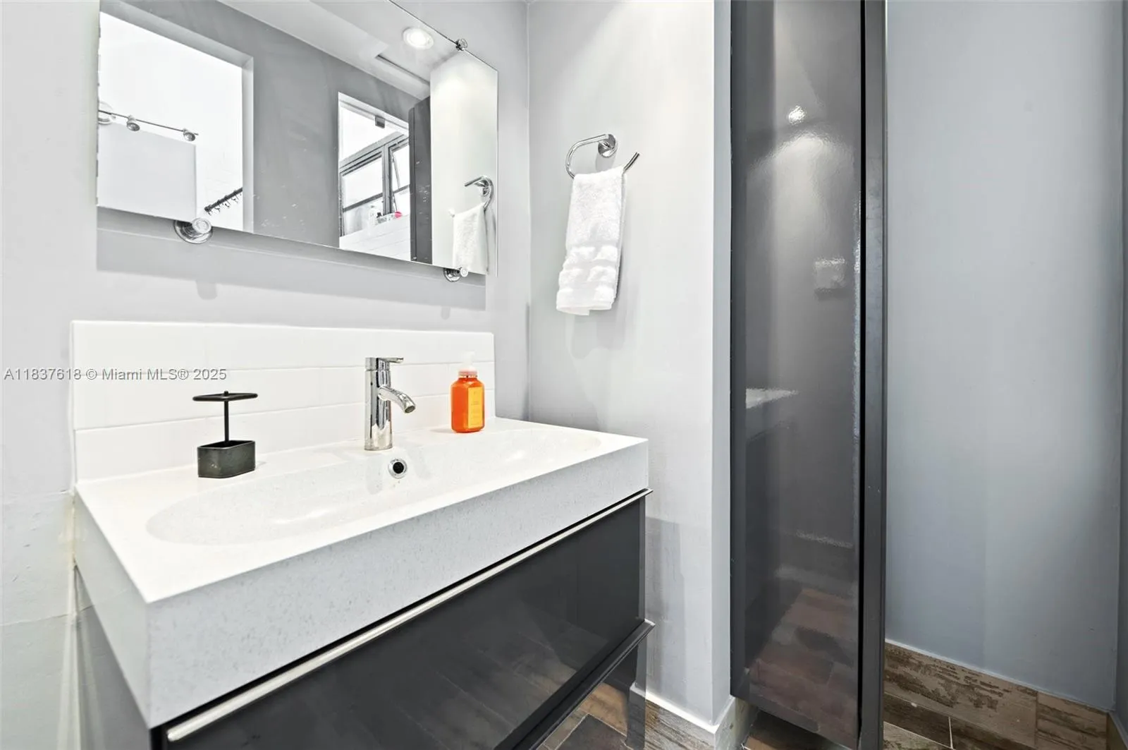 Miami, Florida 33133, United States, 2 Bedrooms Bedrooms, ,3 BathroomsBathrooms,Residential,Active,168631