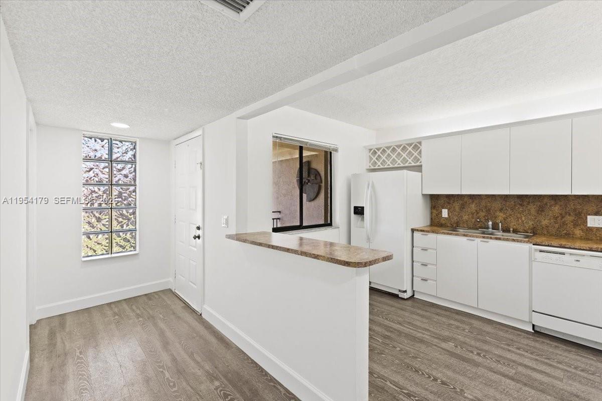 RACQUET CLUB APTS AT BONA - Residential