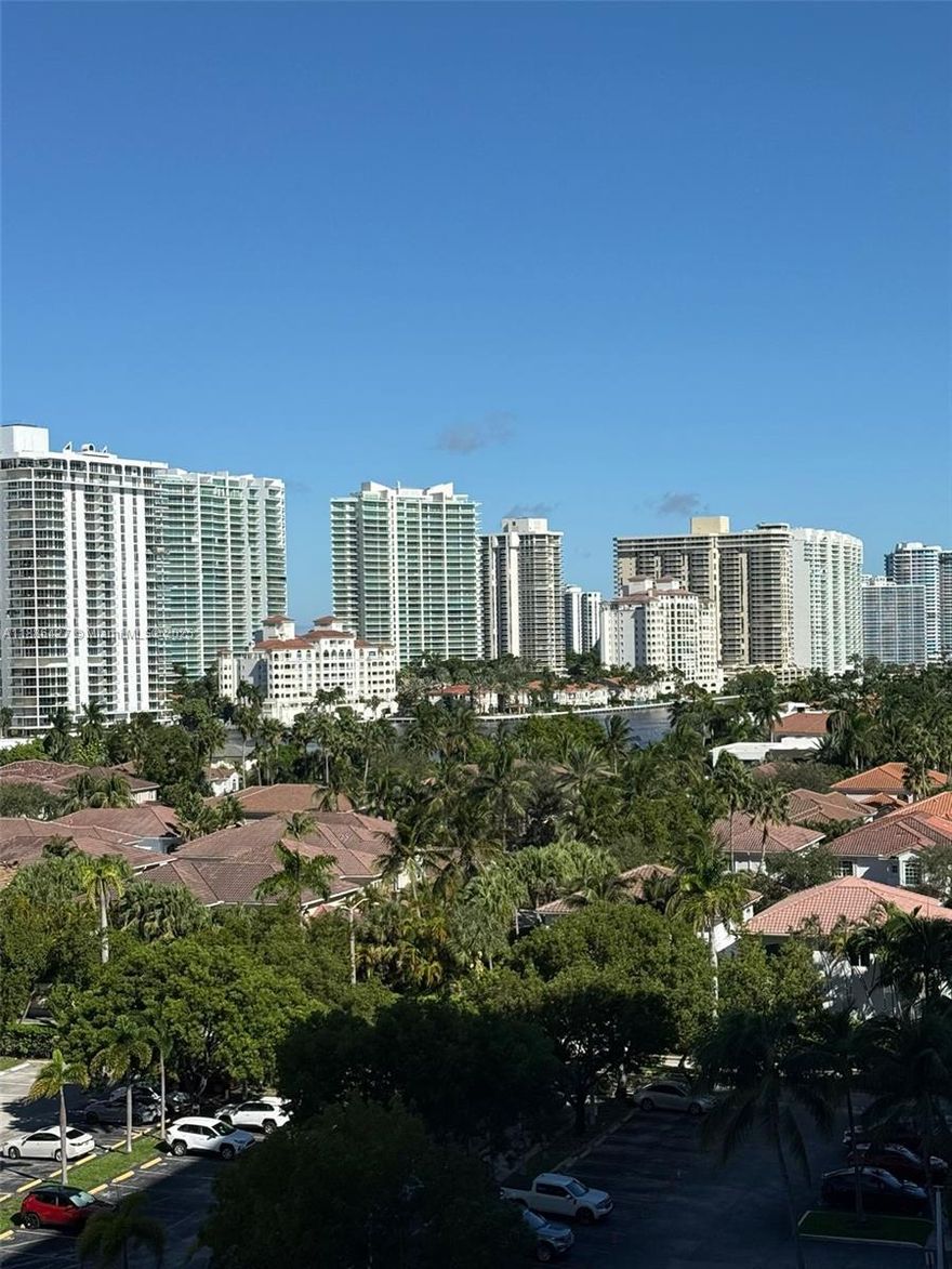 Beautiful corner 2/2 apartment in the heart of sunny isles beach, fully furniture , upgraded unit, many of space, ready to live , or a second home, excellent for investors, resort style amenities ,exercise room, tennis court and much more awesome water view , don't miss it