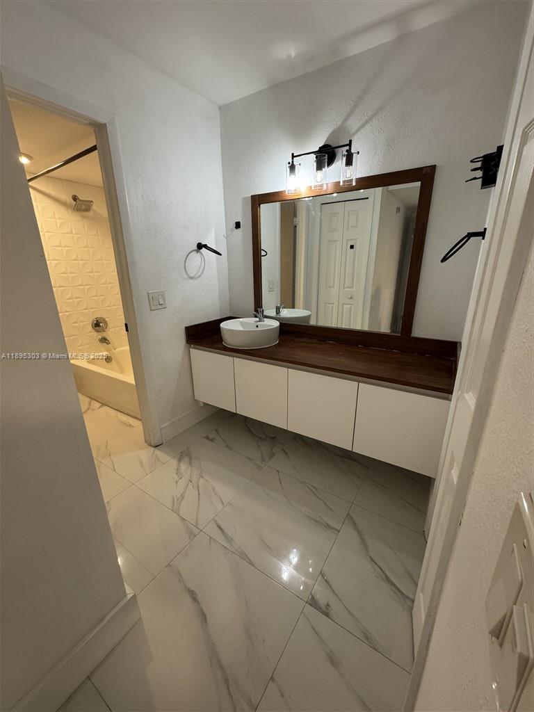 RACQUET CLUB APARTMENTS A - Residential Lease
