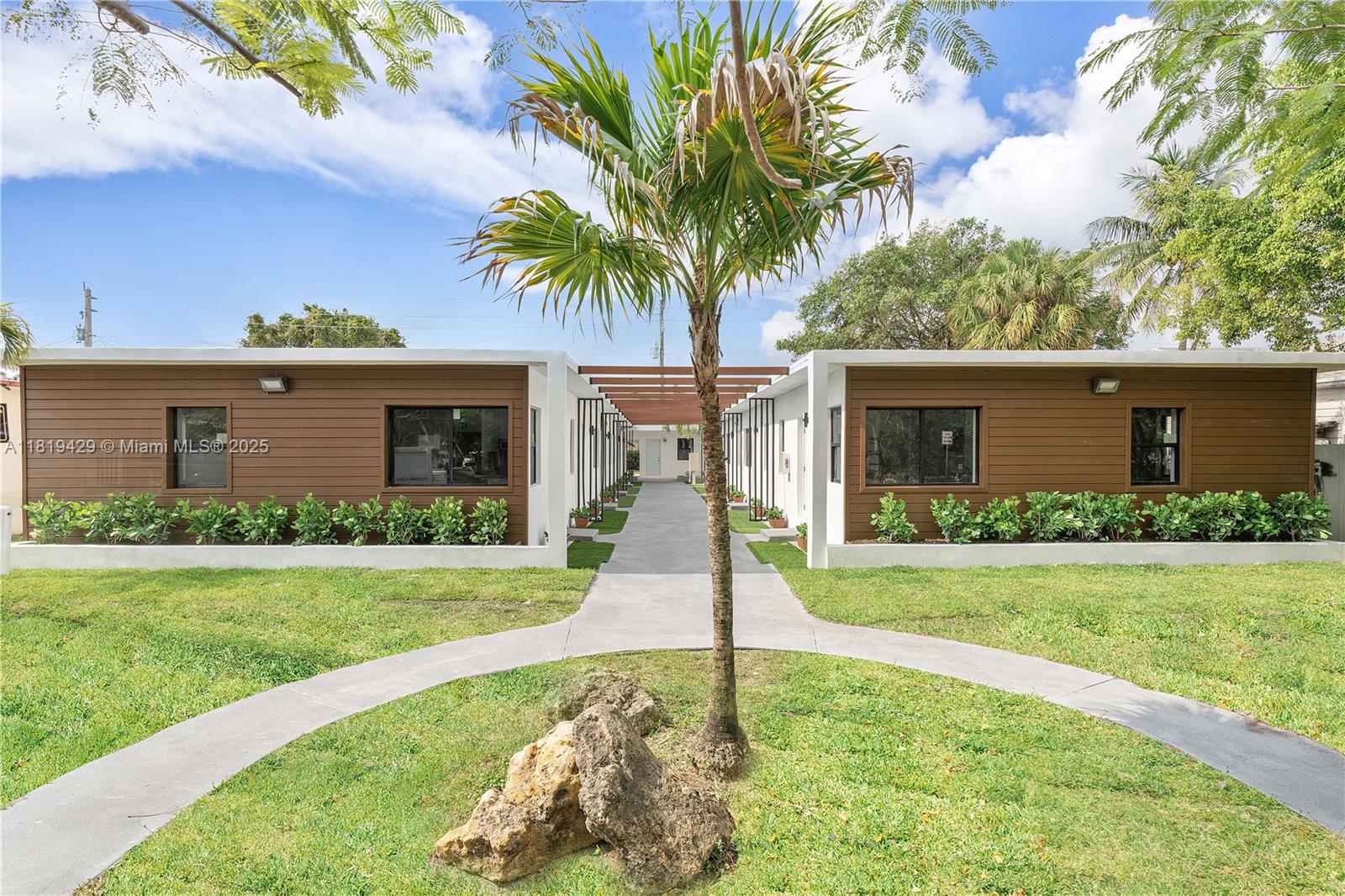 Rental Property at 1946 Pierce St 9, Hollywood, Broward County, Florida - Bedrooms: 1 
Bathrooms: 1  - $1,950 MO.