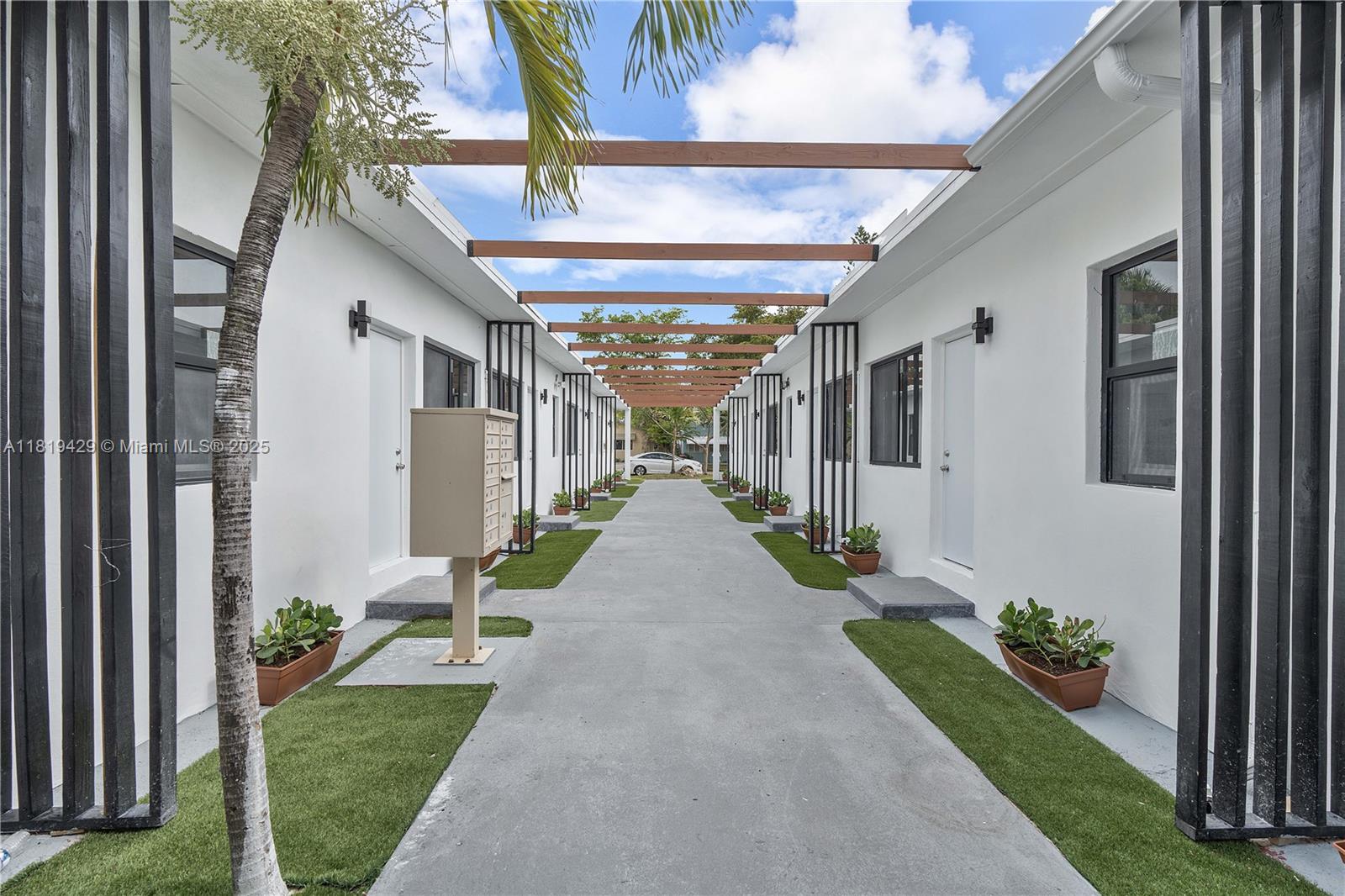 HOLLYWOOD - Residential Lease