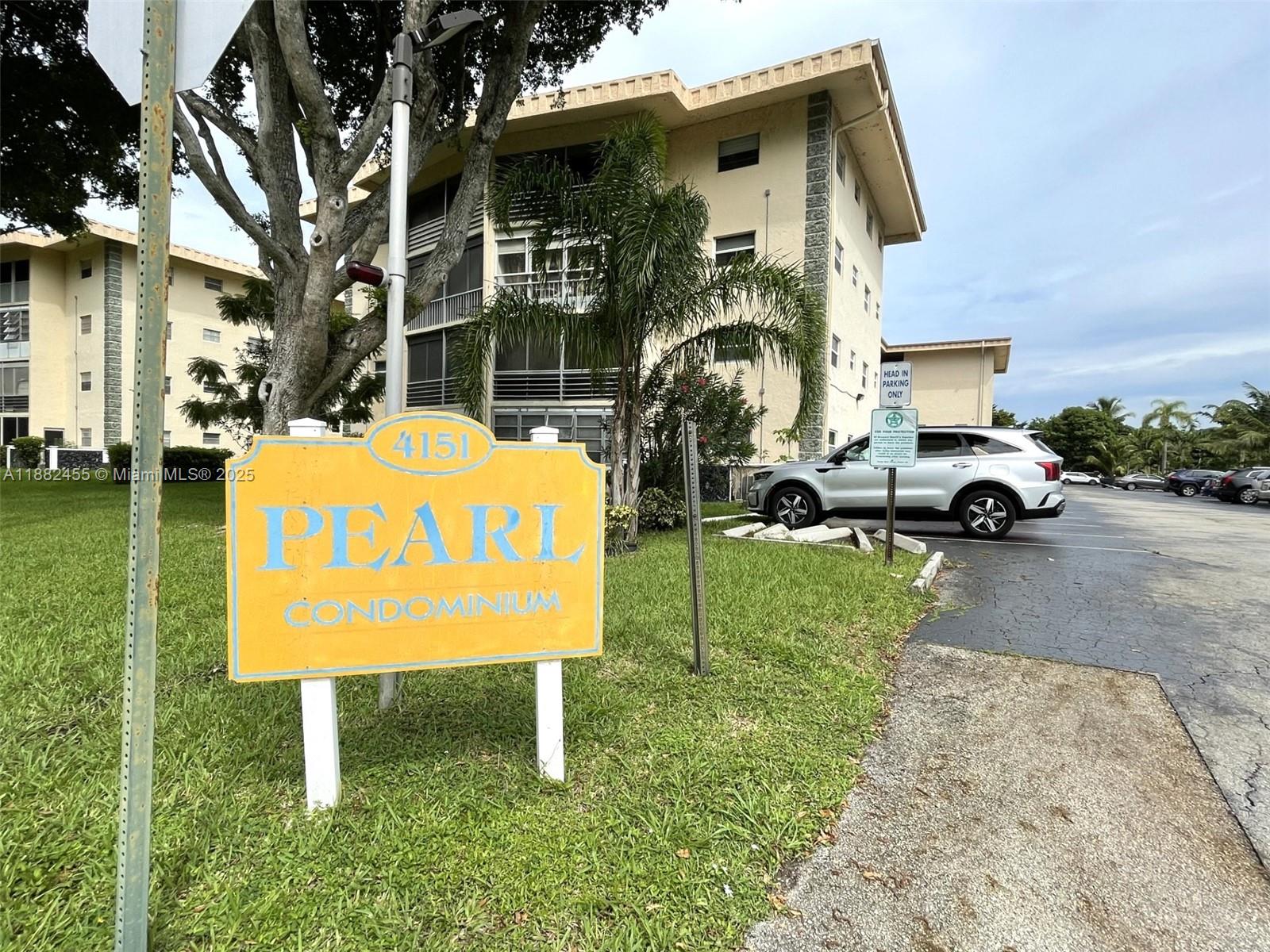 2/2 Condo for Rent. Well kept unit in 55+ building. Features nice size kitchen, tile and laminated flooring, large screened balcony and spacious master bedroom with a walk-in closet. Assigned parking. Nice community. Housing voucher welcome. Easy to show!
