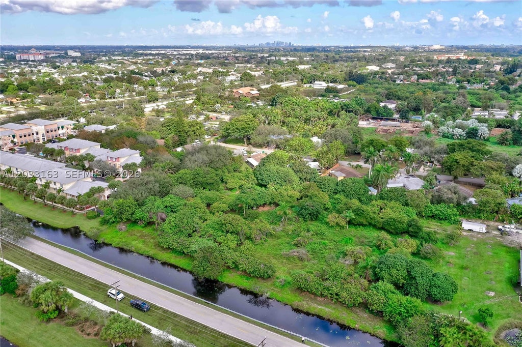 Photo of 76 SW Ave, Davie, FL 33314 (MLS # A12033163)