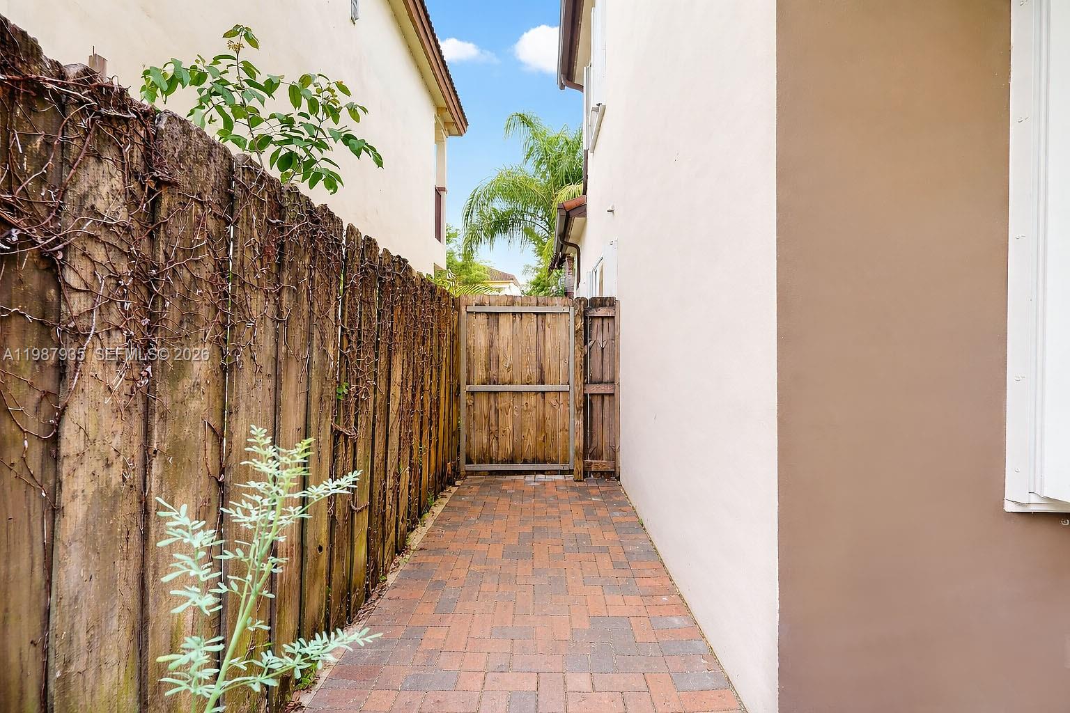LAROC ESTATES - Residential
