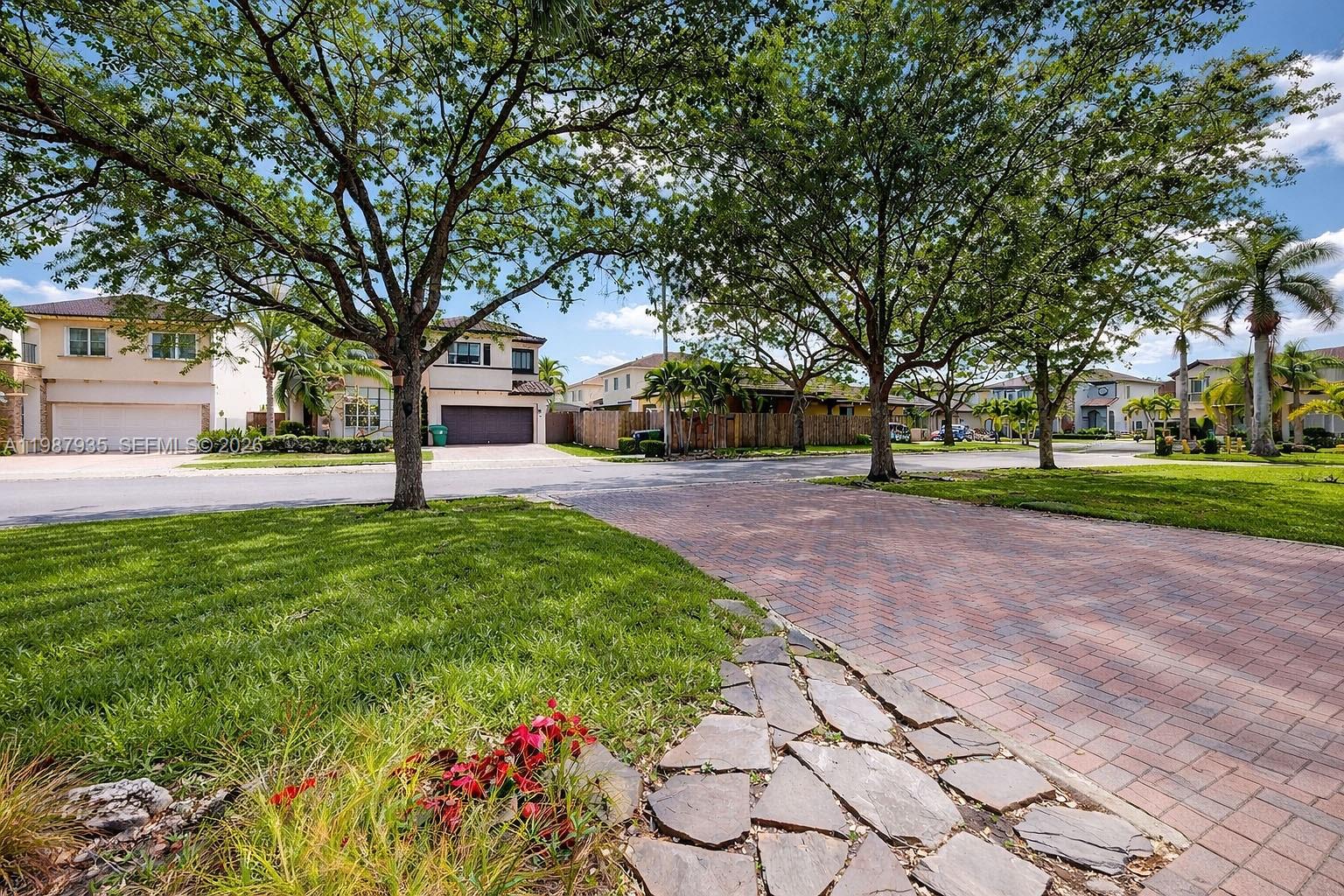 LAROC ESTATES - Residential