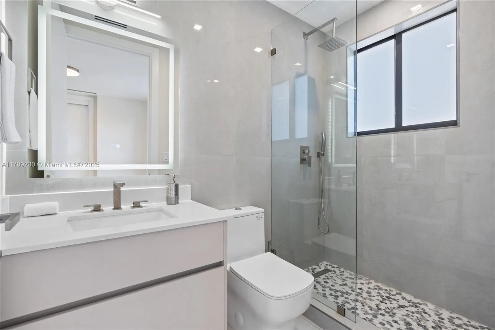 Miami, Florida 33133, United States, 4 Bedrooms Bedrooms, ,4 BathroomsBathrooms,Residential,Active,25907