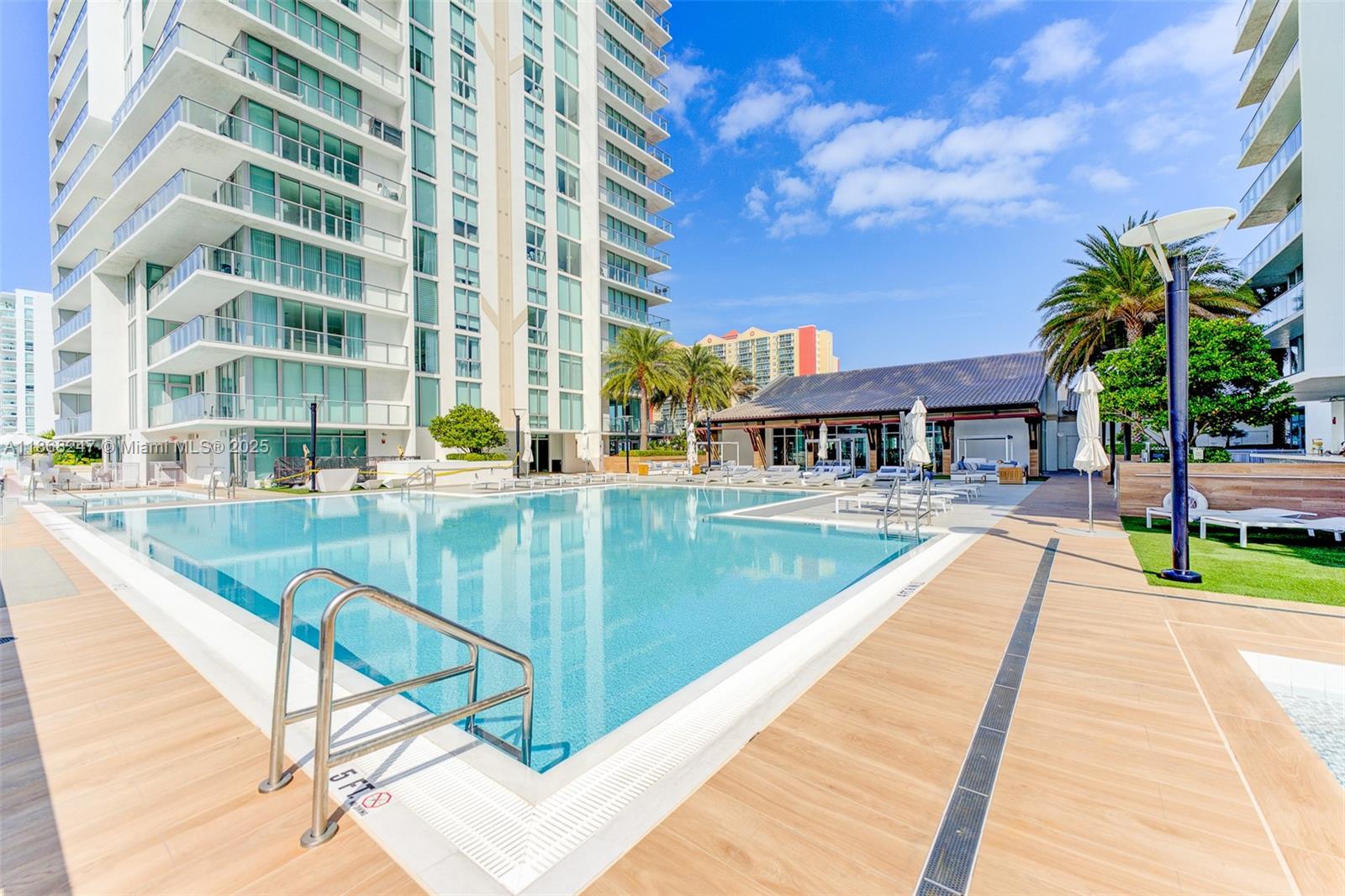 PARQUE TOWERS CONDO - Residential