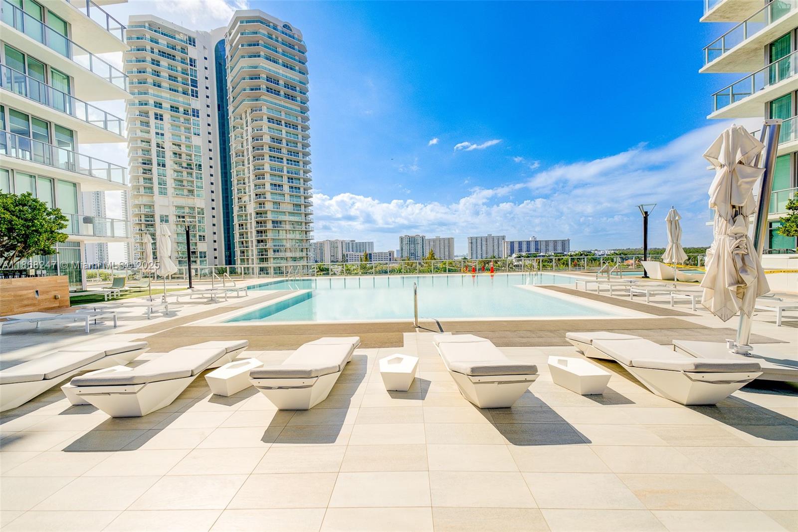 PARQUE TOWERS CONDO - Residential