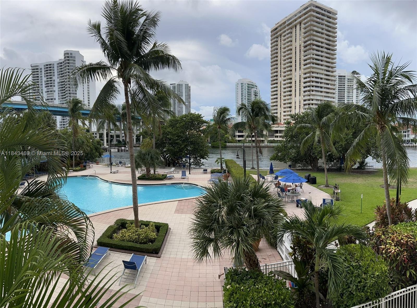 Discover this beautiful 2bedrooms, 2 baths condo with stunning views of the Intercoastal and the building's pool. Enjoy a modern and cozy atmosphere, perfect for relaxation and leisure. The building features 24 hour security, a fully equipped gym, an amazing pool, a convenient pantry, and a classy lobby that will make you feel right at home. don't miss the chance to live in this paradise