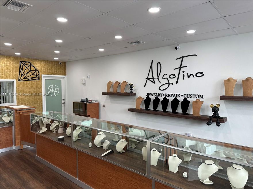 Turn Key Retail space with show room for lease. Plenty of foot traffic and over 20K auto traffic daily according to AADT. Current use is jewelry store. Neighboring major tenants like Bank Of America and Publix and other high end retailers and offices.