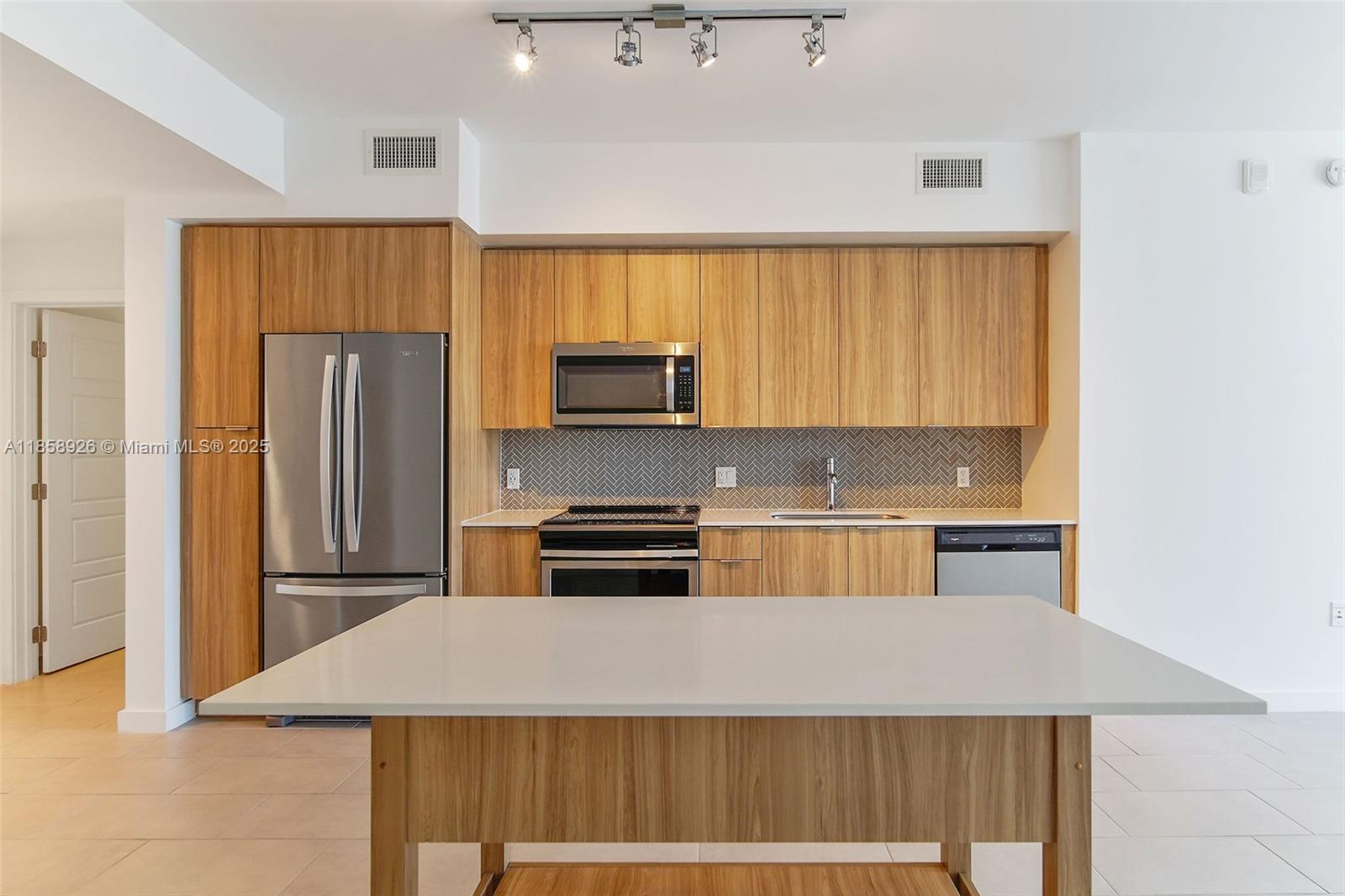 2150 N Bayshore Dr 0807